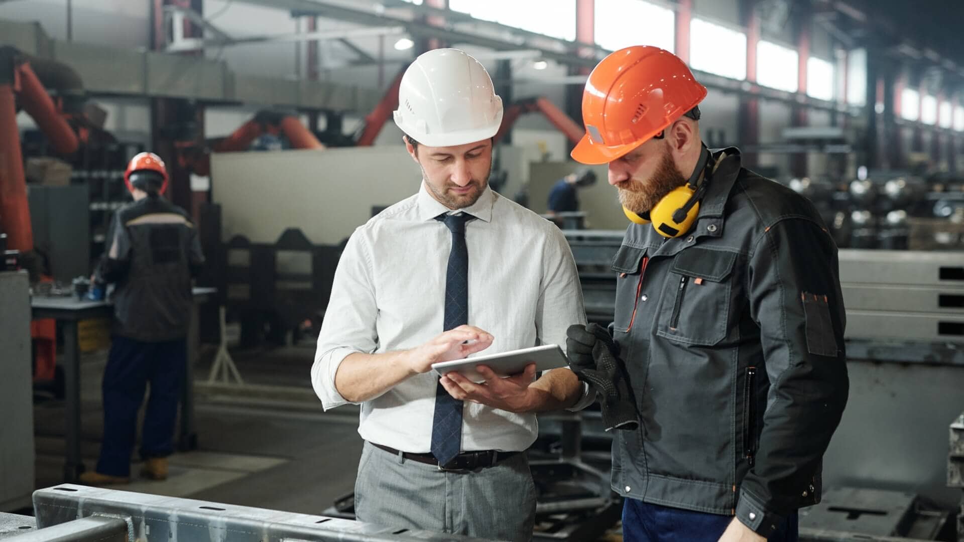 Ingeniero revisando un proceso de producción industrial tras cursar el Grado en Ingeniería en Organización Industrial en UNIR.