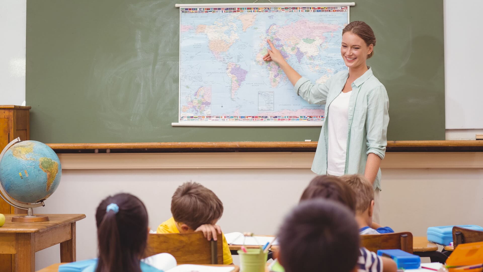 Estudiante del Curso de Cualificación para la Enseñanza de Geografía e Historia dando clase a sus alumnos.