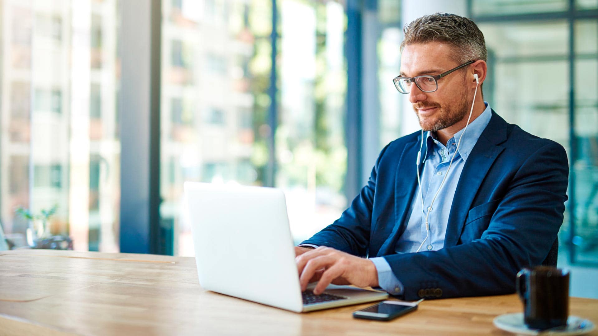 Oportunidades de carrera con un Grado ADE online en Administración y Dirección de Empresas: asignaturas, salidas y sueldo.