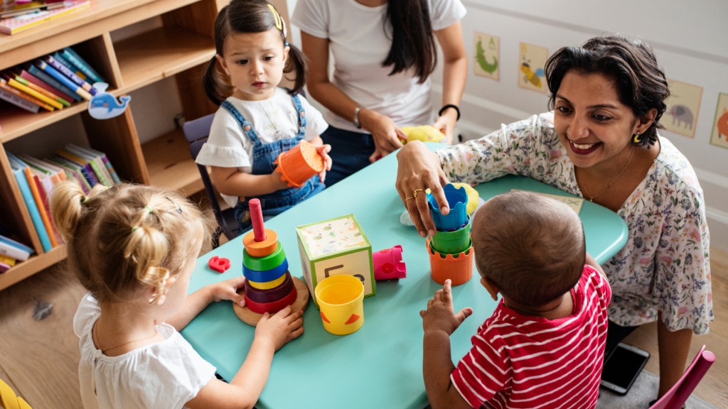 Psicopedagogo infantil que ha estudiado el Máster en Psicopedagogía Online de UNIR dando clase en una escuela