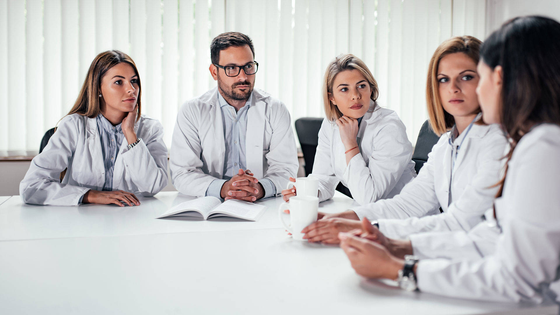 Experta en gestión sanitaria liderando un equipo de trabajo tras cursar el Máster en Gestión Sanitaria de UNIR, el cual pone el foco en la gerencia en el ámbito de la salud.