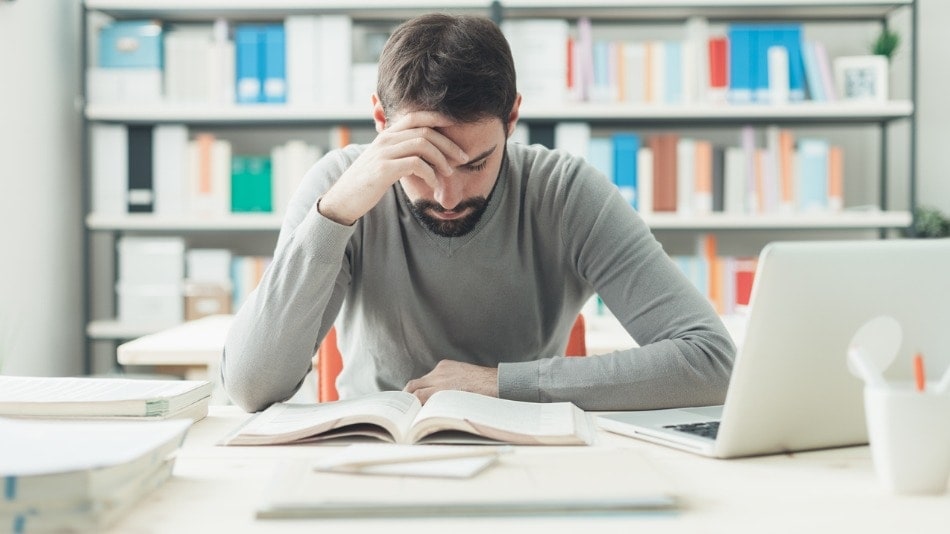 Estudiante preparando las oposiciones de primaria