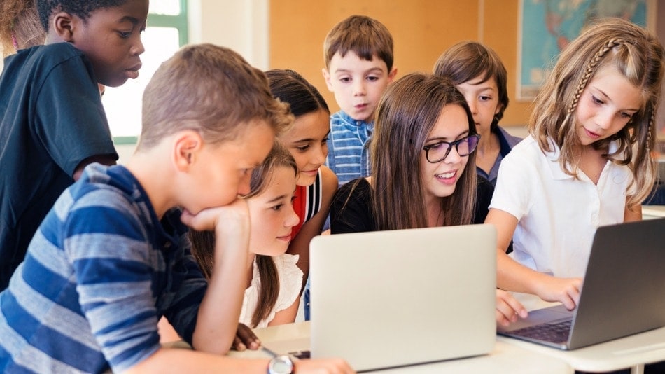 Profesora en clase con niños de educación primaria