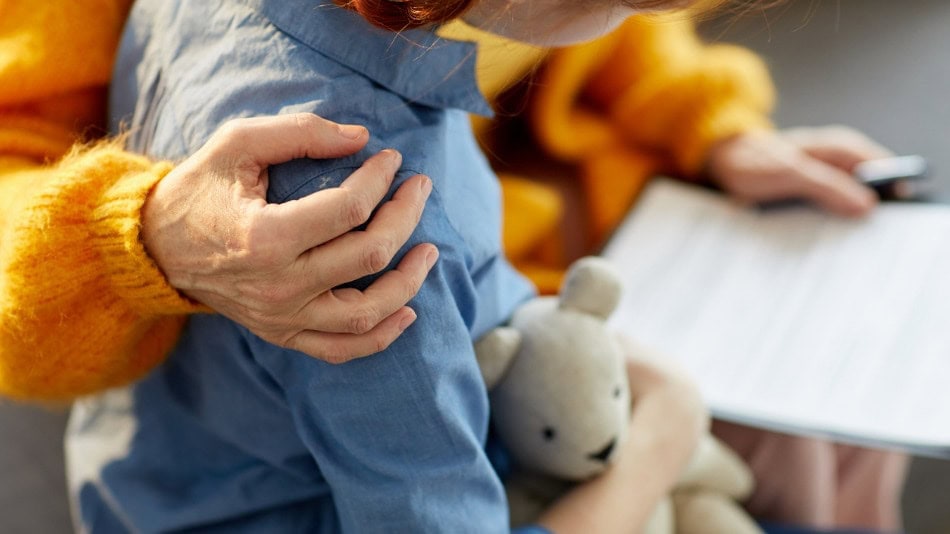 Psicólogo infantil en terapia con un niño