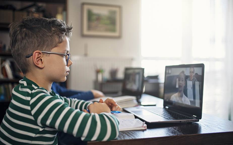 Un niño asiste a una clase online