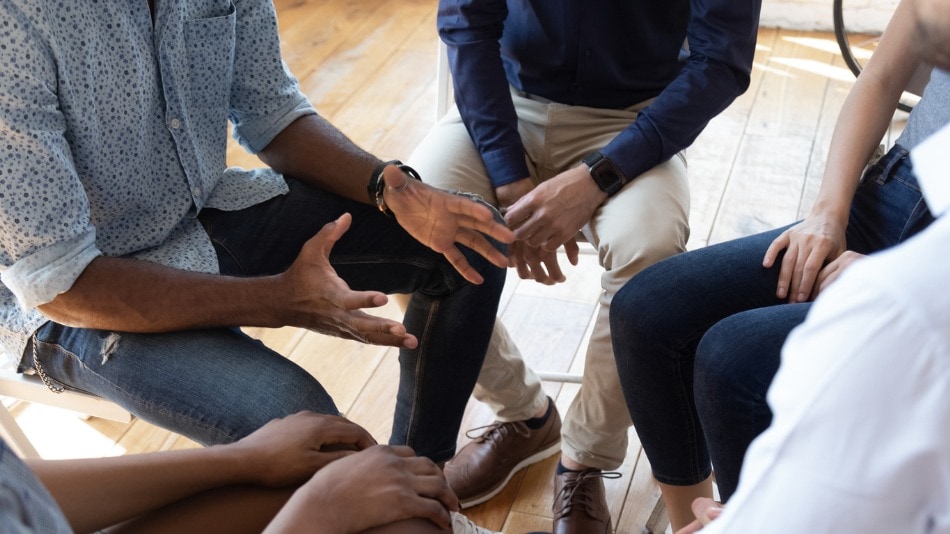 Psicólogo clínico en terapia grupal