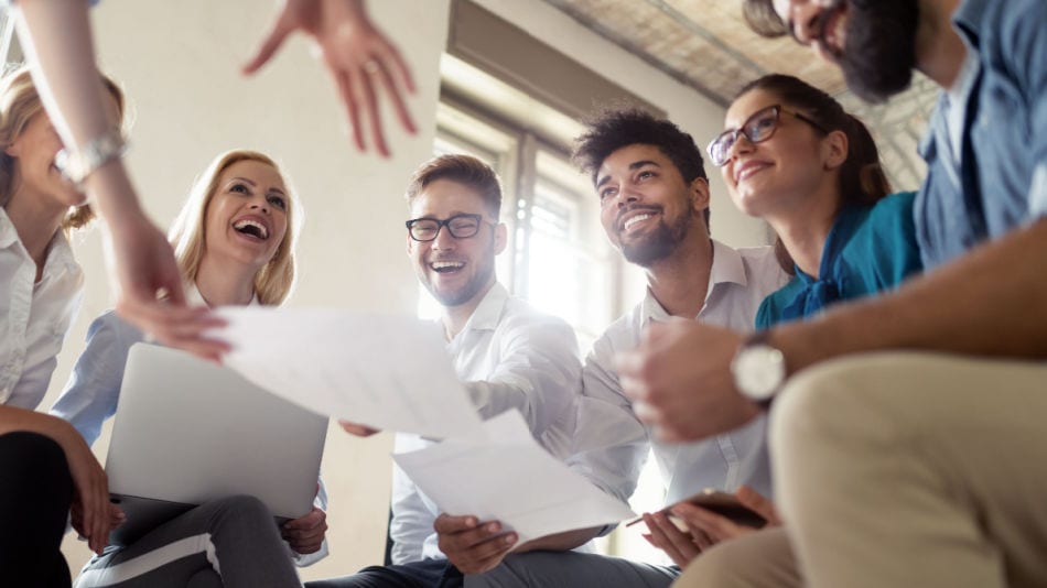 Director de comunicación dialogando en círculo con su equipo