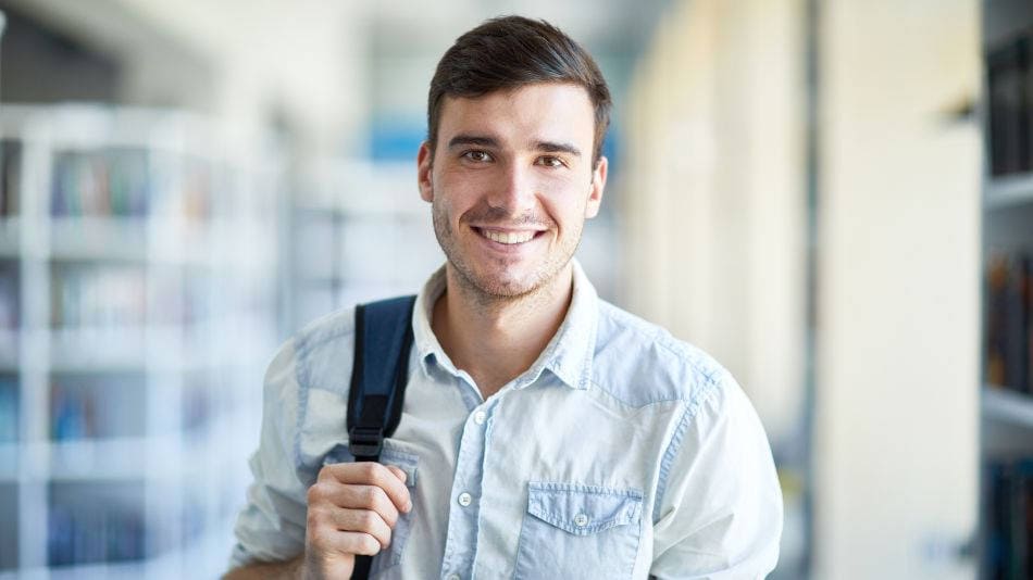 ¿Qué Bachillerato hay que hacer para estudiar Marketing, joven estudiante sonriente