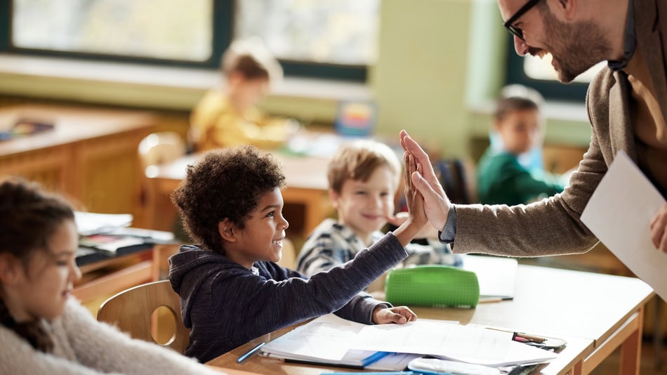 Profesor de infantil en clase con sus alumnos