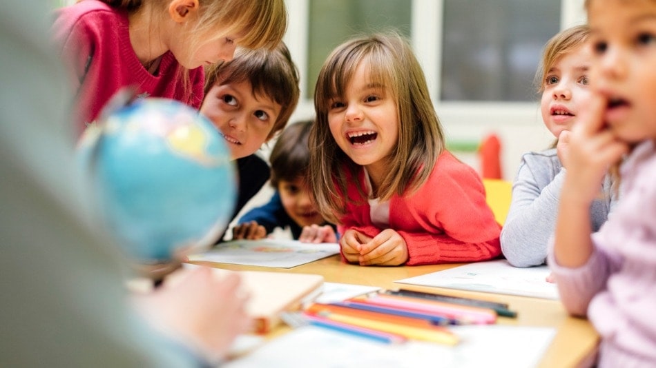 Niños en clase con profesor de pt