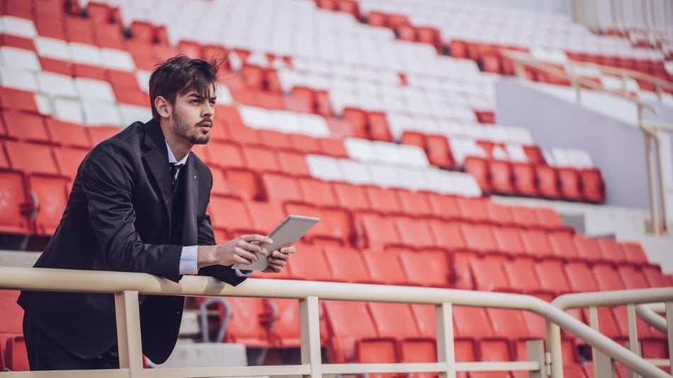 Director deportivo atento a un entrenamiento