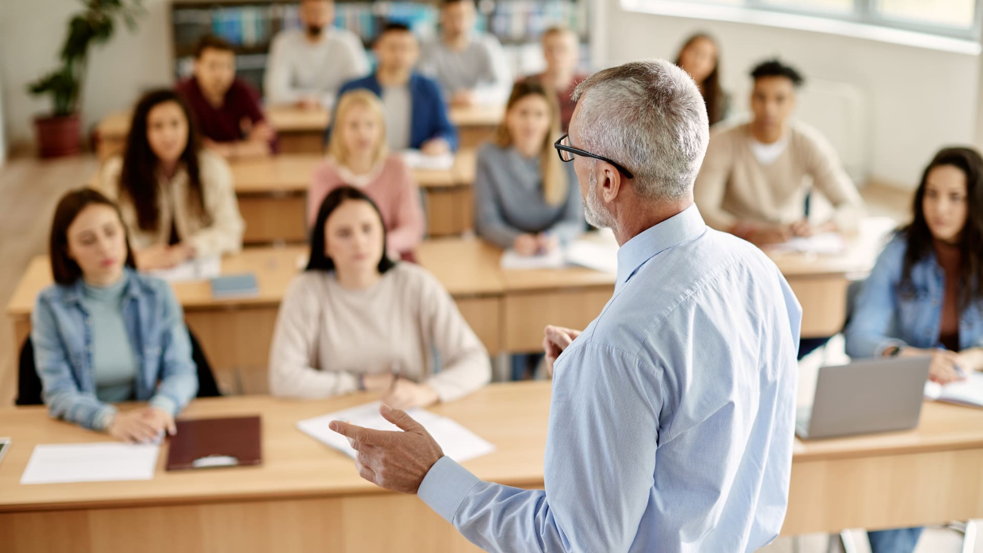 Aprende a gestionar y liderar centros educativos con el Máster en Dirección de Centros Educativos Online de UNIR