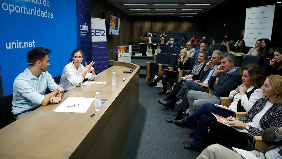 David Moreno, de 'La Casa de los Retos' y Carolina Sánchez, de Íkaro, durante el diálogo intergeneracional.