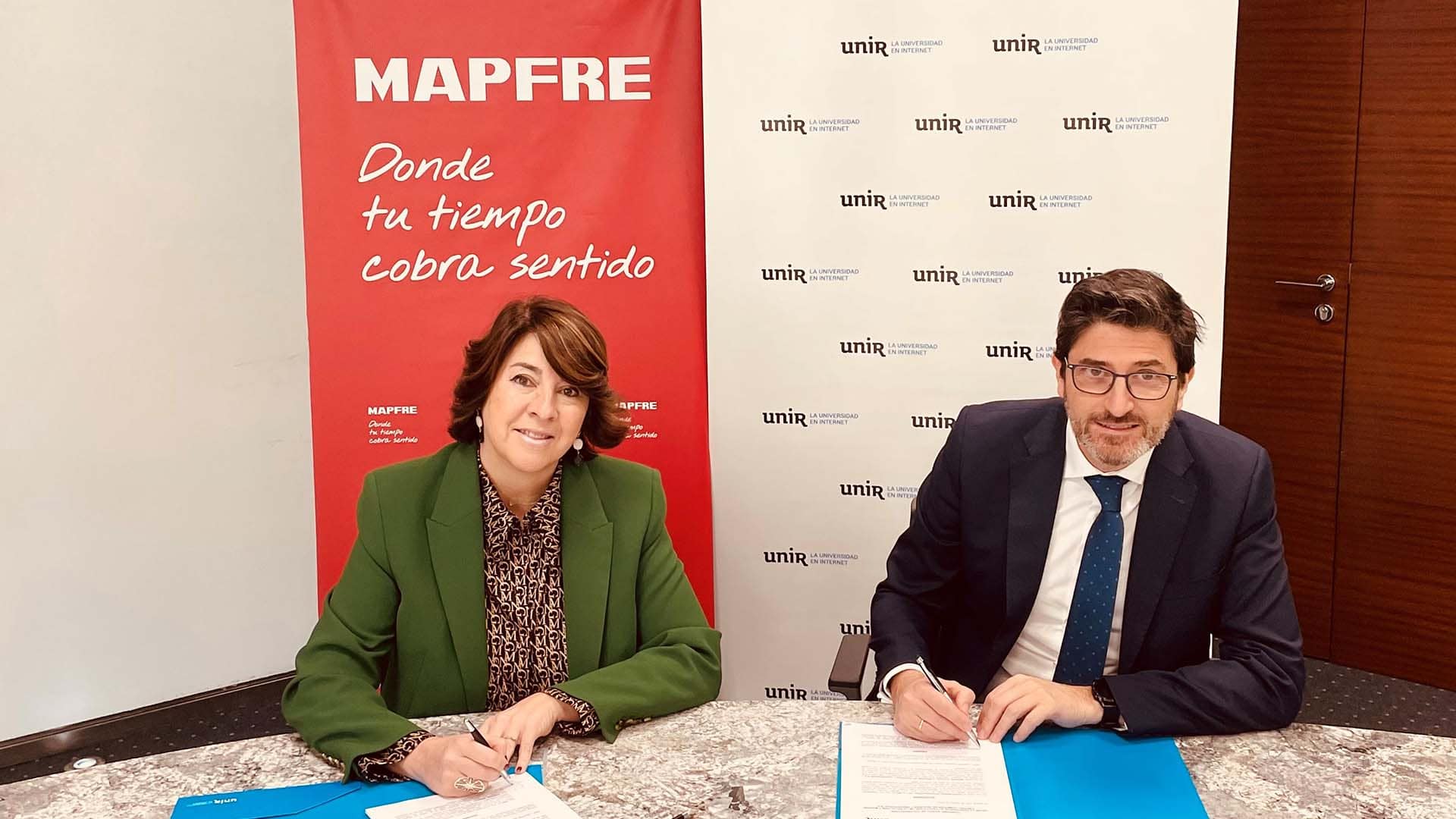 Gabriel García-Prieto, director de Desarrollo Institucional de UNIR, y Rocío Aragonés, directora de Recursos Humanos MAPFRE Iberia durante la firma del convenio entre ambas instituciones.