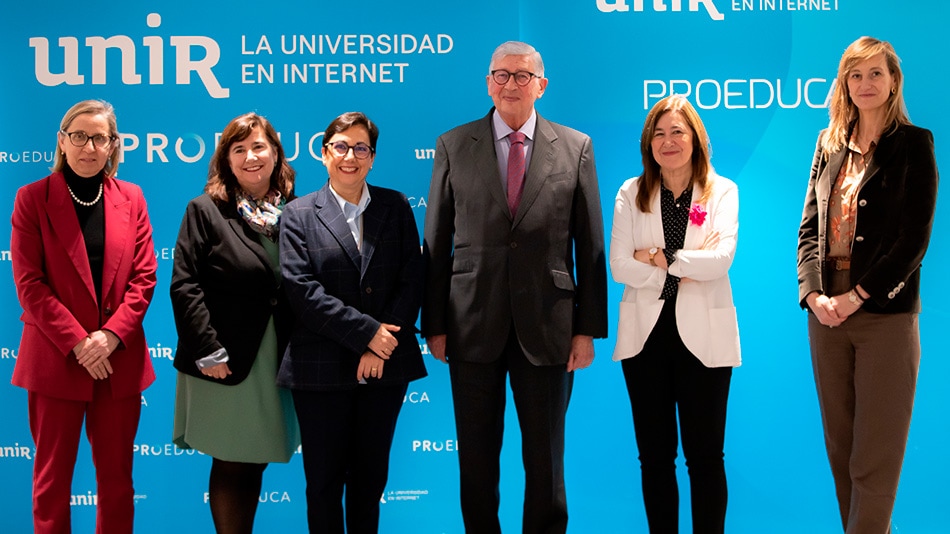 Foto de familia de los asistentes al seminario “Mujer y Universidad. Los retos pendientes’, organizado por la UNIR. De izquierda a derecha: María Luisa Arjonilla, directora de Tecnología e Innovación de UNIR; Teresa Santamaría, vicerrectora de Acción Cultural de UNIR; Adela López, vicerrectora de Estudiantes de la UNIR; Rafael Pujol, presidente de UNIR; Amaya Mendikoetxea, rectora de la UAM e Isabel Díez Vial, vicerrectora de Desarrollo e Impacto