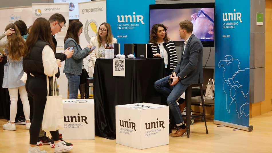 Stand de UNIR durante la I Feria de Orientación, Empleo y Emprendimiento de La Rioja.