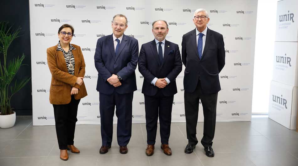 Adela López, vicerrectora de estudiantes, José María Vázquez, rector de UNIR, y Rafael Puyol, presidente de UNIR, posan con Ignacio Villaverde, rector de la Universidad de Oviedo.