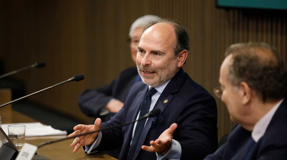 El rector de la Universidad de Oviedo durante el debate celebrado en Logroño.