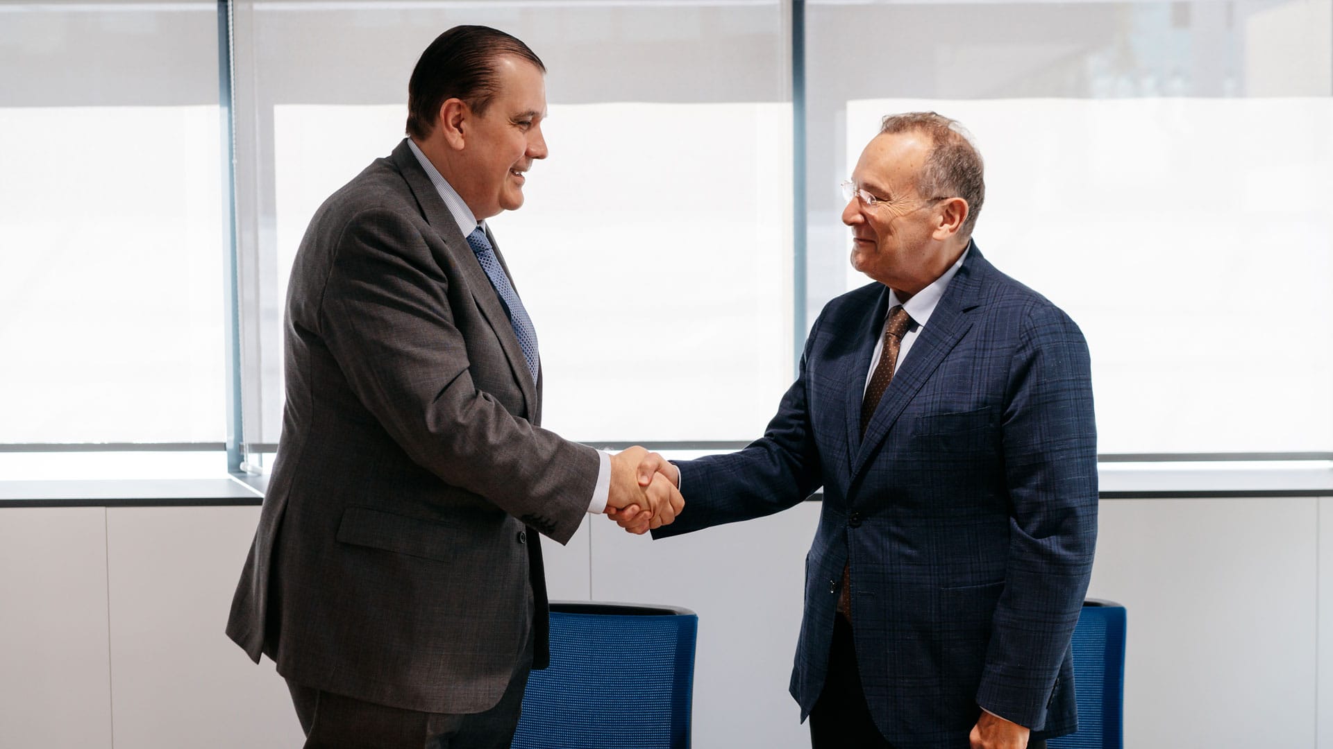 El rector de UNIR, José María Vázquez García-Peñuela, y el representante de la Fundación Getulio Vargas, Carlos Ivan Simonsen, durante el acto de firma.