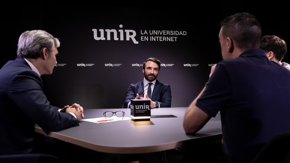 Ricardo Arranz y los estudiantes del Máster en el Ejercicio de la Abogacía de UNIR.