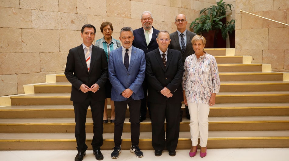 Los directores con el alcalde de Logroño, Conrado Escobar, y la concejal, Leonor González Menorca. 