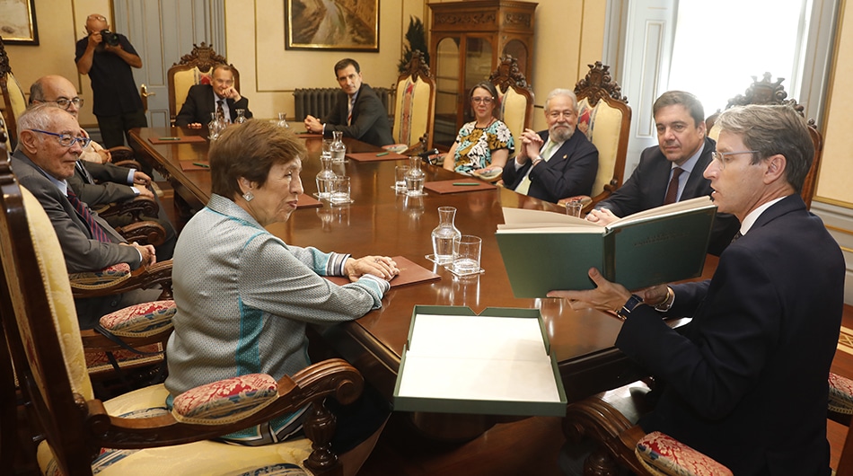 Los directores con el presidente del Gobierno de La Rioja, Gonzalo Capellán.