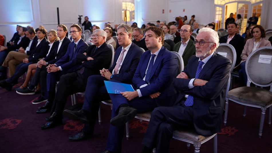 Algunas personalidades de derecha a izquierda: , y de derecha a izquierda: (segundo) Javier Galiana, director ejecutivo de UNIR; (cuarto) Rafael Puyol, presidente de UNIR; (sexto) Gonzalo Capellán, presidente del Gobierno de La Rioja.