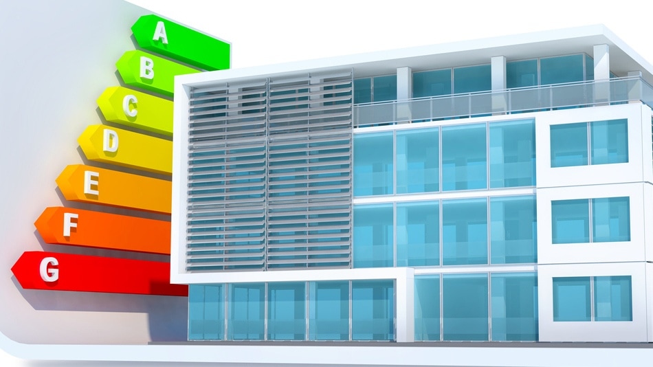 Etiqueta de clasificación energética al lado de un edificio