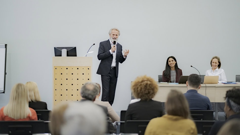 Profesor de universidad exponiendo en un congreso