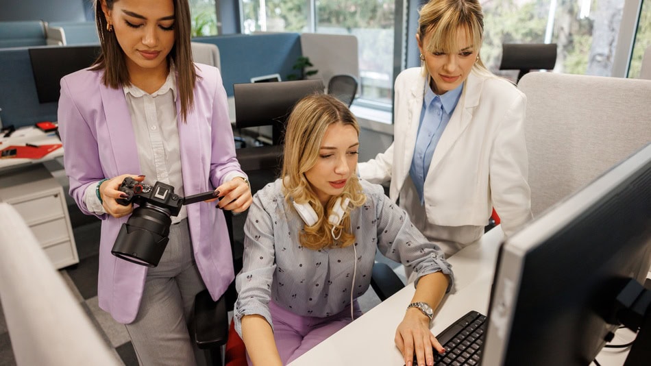 Mujeres trabajando en revista de moda