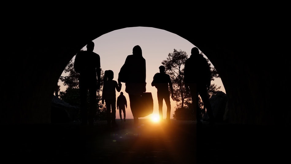 Grupo de refugiados saliendo de un túnel en busca de una nueva esperanza en la vida