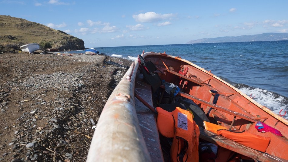 Barcos abandonados en la costa de personas desplazadas