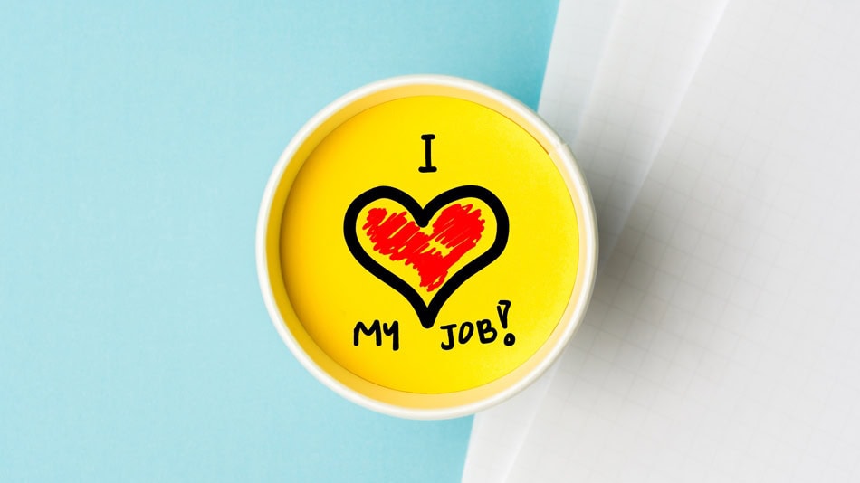 Frase escrita sobre una taza I love my job concepto de bienestar laboral