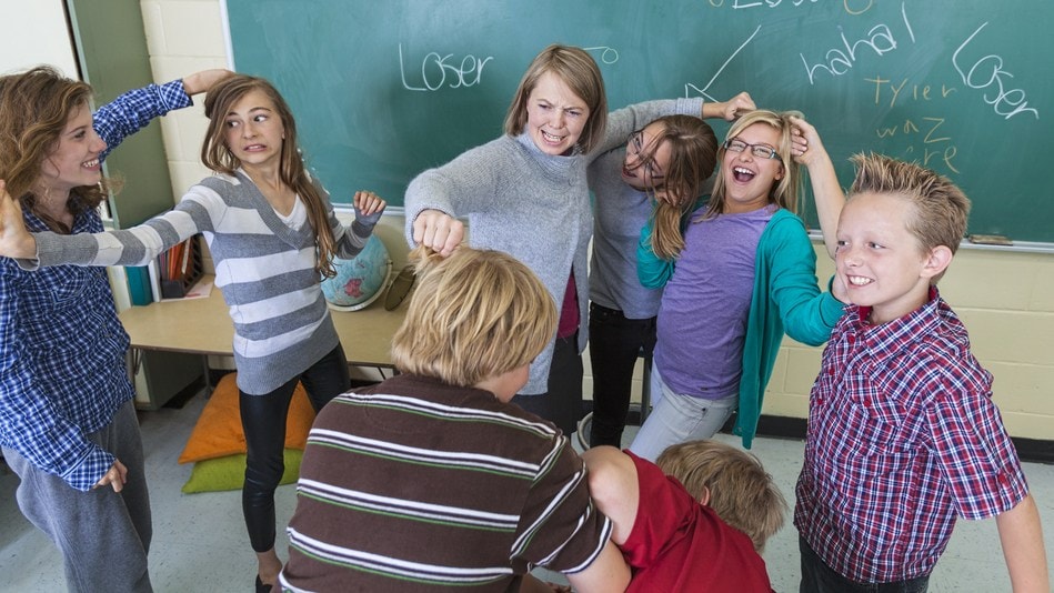 Bullying a profesores niños peleándose en clase