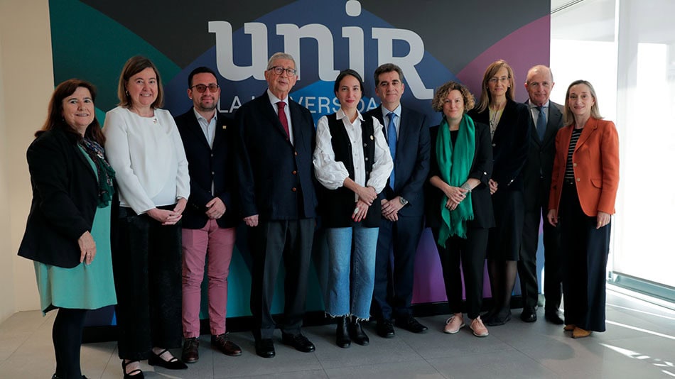 La ministra de Cultura y Patrimonio del Ecuador (en el centro), junto a Rafael Puyol y rodeada de otros representantes de UNIR.