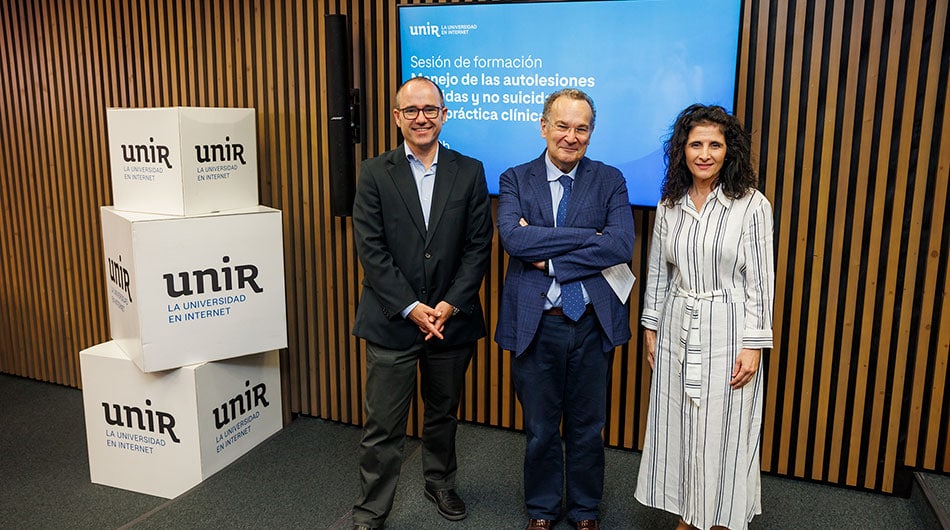 El rector de UNIR con el investigador Hilario Blasco y Magdalena Pérez, del Teléfono de la Esperanza.