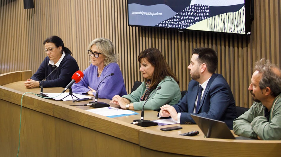 La alcaldesa de Calahorra durante su intervención en la rueda de prensa.