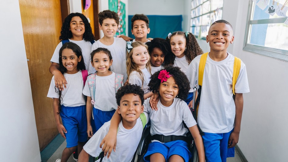 Inclusión de personas con discapacidad grupo de alumnos de un colegio