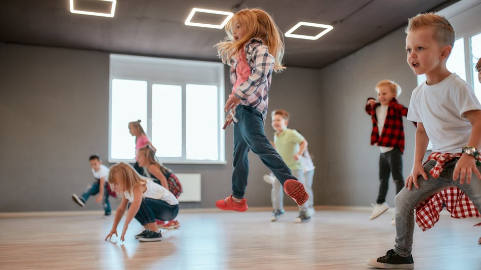 En la pedagogía de la danza la psicomotricidad es importante niños de primaria en clase de danza moderna