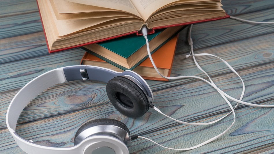 Música y literatura auriculares conectados a un libro