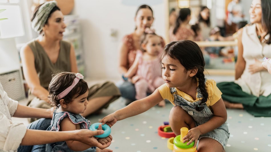 Trabajadora social ayudando en la exclusión social de unos niños