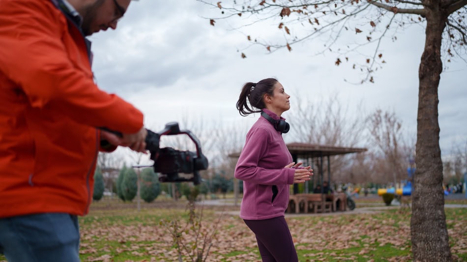 Filmación de un video de una influencer para las redes sociales haciendo deporte