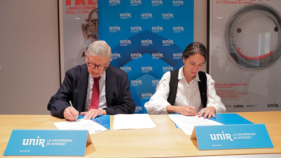 Rafael Puyol y Romina Muñoz firman la adenda del convenio entre UNIR y el Ministerio de Cultura.