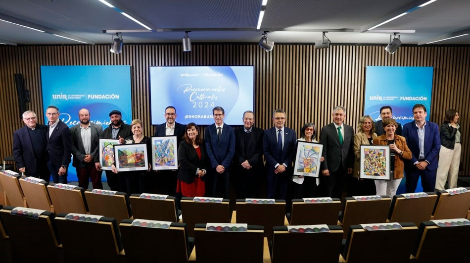 Premiados y autoridades posan tras la entrega de reconocimientos.