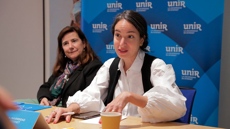 María Teresa Santa María, vicerrectora de Acción Cultural de UNIR, y Romina Muñoz.