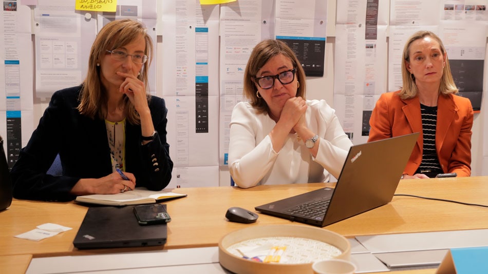 Isabel Díez Vial, vicerrectora de Transferencia de UNIR; Ana Zabía, directora de Proyectos de Patrimonio Cultural de UNIR; e Isabel Pérez, directora de Proyectos Institucionales de UNIR; explicaron a la ministra de Cultura las actividades y proyectos que se realizan en el ámbito cultural desde la Universidad. 