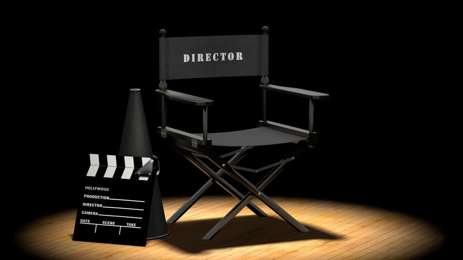 Silla, claqueta y megáfono de director de cine