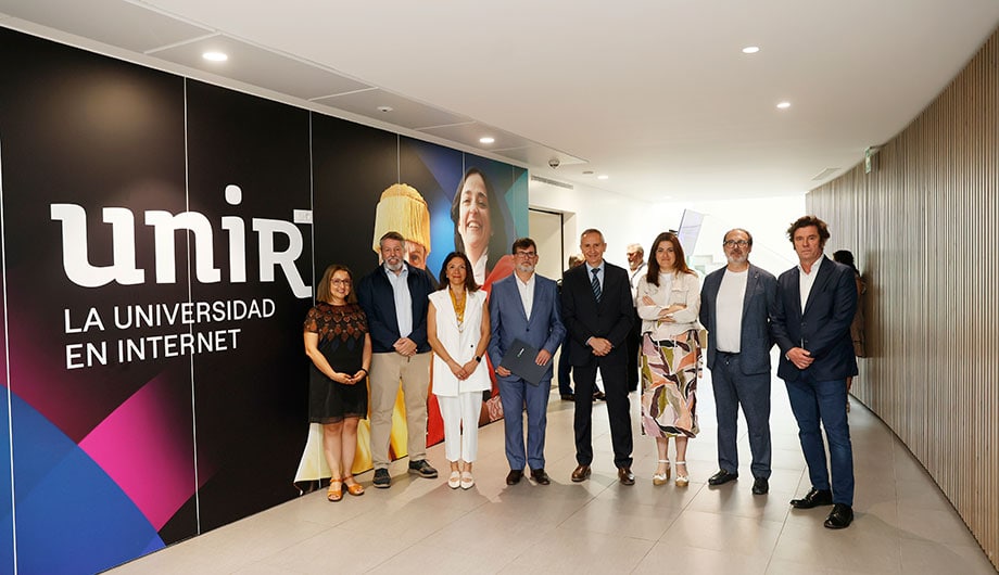 Foto de familia de organizadores y ponentes.