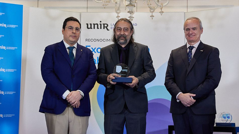 Adolfo García Sastre, recibiendo su galardón.