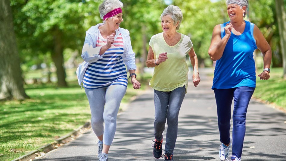 Hay 4 etapas de la vejez, mujeres mayores practicando deporte